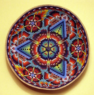 Coupelle en perles fines de l'artiste Yolanda
 Lopez Carillo / 12 cm de diamètre