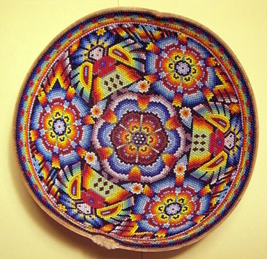 Coupelle en perles fines de l'artiste Yolanda 
Lopez Carillo / 17 cm de diamètre