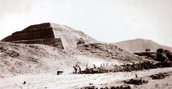 1963 - Exploracion de Calle de los Muertos de Tehotihuacan Mexico (3ème pyramide mondiale)