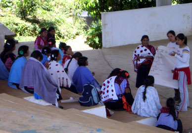 Réunion des femmes sur le parvis du sanctuaire